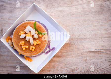 Gâteau au Taro avec vue sur le dessus, desserts, Thai Mung Bean Custard, gâteau fait maison dans une boîte Banque D'Images