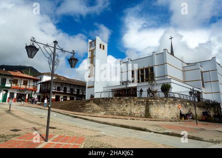 Sonson, Antioquia / Colombie - 19 novembre 2021.Cathédrale notre-Dame de Chiquinquirá de Sonsón Banque D'Images