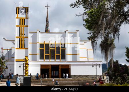 Sonson, Antioquia / Colombie - 19 novembre 2021.Cathédrale notre-Dame de Chiquinquirá de Sonsón Banque D'Images