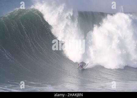 Nazaré.13th décembre 2021.Antonio Silva, surfeur à grandes vagues du Portugal, participe au concours Tudor Nazaré Tow Surfing Challenge à Praia do Norte à Nazaré, Portugal, le 13 décembre 2021.Crédit: Pedro Fiuza/Xinhua/Alay Live News Banque D'Images