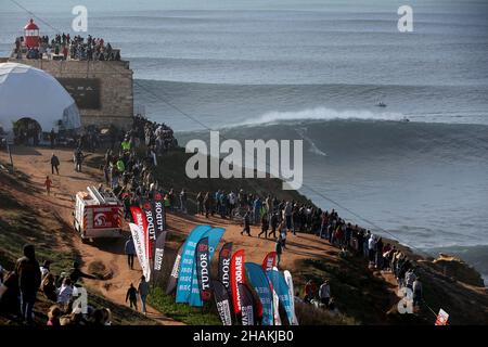 Nazaré.13th décembre 2021.Les gens regardent comme un surfeur de grandes vagues concurrence pendant le défi de surf de Tow Tudor Nazare à Praia do Norte à Nazare, Portugal, le 13 décembre 2021.Crédit: Pedro Fiuza/Xinhua/Alay Live News Banque D'Images