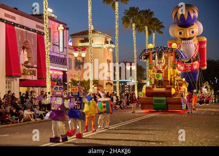 Universal's Holiday Parade avec Macy's.Ballons flottant dans les rues de Universal Studios Florida Banque D'Images