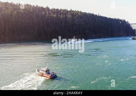 Le Cutter de la Garde côtière Adelie [WPB 87333] et un bateau-Medium de 45 pieds de la station de transit Bellingham près de Deception Pass, Washington, le 11 décembre 2021.Plusieurs unités de la Garde côtière étaient dans la région pour aider lorsque plusieurs kayakistes ont chaviré pendant une course prévue.(É.-U.Photo de la Garde côtière) Banque D'Images