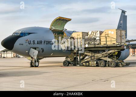 Le 08 décembre 2021, des aviateurs de l'escadron de préparation logistique 127th utilisent un K-Loader pour transférer des marchandises à un KC-135 Stratotanker à la base de la Garde nationale Selfridge Air, au Michigan.En plus de fournir la capacité de ravitaillement aérienne de base pour la United States Air Force, le KC-135 peut transporter des patients de fret et de médivac en utilisant des palettes de support patient pendant les évacuations aéromédicales.(É.-U.Photo de la Garde nationale aérienne par Terry L. Atwell) Banque D'Images