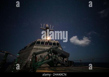 211212-N-LI768-2014 MER D'ANDAMAN (DÉC12, 2021) – le navire de combat littoral, version Independence-variant, USS Tulsa (LCS 16) transite la mer d'Andaman.Tulsa, qui fait partie du Destroyer Squadron (DESRON) 7, est sur un déploiement rotatif, opérant dans la zone d'exploitation de la flotte américaine 7th afin d'améliorer l'interopérabilité avec les partenaires et de servir de force de réaction prête à l'appui d'une région Indo-Pacifique libre et ouverte.(É.-U.Photo de la marine par le spécialiste des communications de masse 1st classe Devin M. Langer) Banque D'Images
