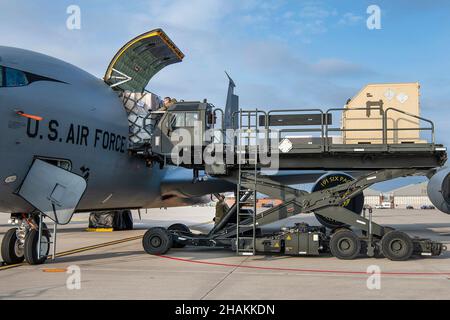 Des aviateurs du 127th Logistics Readiness Squadron poussent une palette de cargaison d'un K-Loader sur un KC-135 Stratotanker à la base de la Garde nationale Selfridge Air, Michigan, le 08 décembre 2021.En plus de fournir la capacité de ravitaillement aérienne de base pour la United States Air Force, le KC-135 peut transporter des patients de fret et de médivac en utilisant des palettes de support patient pendant les évacuations aéromédicales.(É.-U.Photo de la Garde nationale aérienne par Terry L. Atwell) Banque D'Images