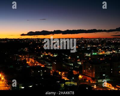 Vue panoramique sur la ville au beau coucher du soleil Banque D'Images