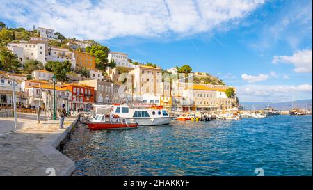 Le petit port et le port de l'île grecque d'Hydra, en Grèce, avec des boutiques, des cafés et des bateaux dans la mer. Banque D'Images