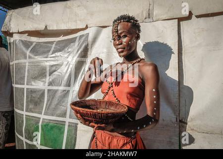 Nairobi, Kenya.11th décembre 2021.Un jeune mannequin pose pendant le concours de modélisation M. et Mme Kibera dans les bidonvilles de Kibera.des jeunes modèles et artistes de Kibera slum assistent au concours de modélisation M. et Mme Kibera portant de magnifiques tenues africaines.Le concours de mode organisé par Amani Kibera a lieu chaque année avec pour mission d'identifier le roi et la reine de beauté et de mode dans les bidonvilles.(Credit image: © Donwilson Odhiambo/SOPA Images via ZUMA Press Wire) Banque D'Images