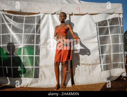 Nairobi, Kenya.11th décembre 2021.Un jeune modèle féminin pose pendant le concours de modélisation de M. et Mme Kibera dans les bidonvilles de Kibera.De jeunes modèles et artistes de Kibera slum assistent au concours de modélisation de M. et Mme Kibera portant de magnifiques tenues africaines.Le concours de mode organisé par Amani Kibera a lieu chaque année avec pour mission d'identifier le roi et la reine de beauté et de mode dans les bidonvilles.(Photo de Donwilson Odhiambo/SOPA Images/Sipa USA) crédit: SIPA USA/Alay Live News Banque D'Images