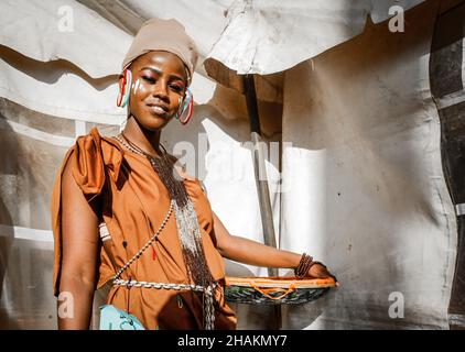 Nairobi, Kenya.11th décembre 2021.Un jeune modèle féminin pose pendant le concours de modélisation de M. et Mme Kibera dans les bidonvilles de Kibera.De jeunes modèles et artistes de Kibera slum assistent au concours de modélisation de M. et Mme Kibera portant de magnifiques tenues africaines.Le concours de mode organisé par Amani Kibera a lieu chaque année avec pour mission d'identifier le roi et la reine de beauté et de mode dans les bidonvilles.(Photo de Donwilson Odhiambo/SOPA Images/Sipa USA) crédit: SIPA USA/Alay Live News Banque D'Images