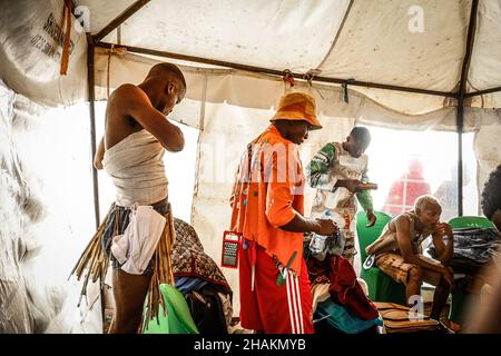 Nairobi, Kenya.11th décembre 2021.Les jeunes modèles de sexe masculin changent dans leurs tenues de modélisation pendant le concours de modélisation de M. et Mme Kibera dans les bidonvilles de Kibera.De jeunes modèles et artistes de Kibera slum assistent au concours de modélisation de M. et Mme Kibera portant de magnifiques tenues africaines.Le concours de mode organisé par Amani Kibera a lieu chaque année avec pour mission d'identifier le roi et la reine de beauté et de mode dans les bidonvilles.(Photo de Donwilson Odhiambo/SOPA Images/Sipa USA) crédit: SIPA USA/Alay Live News Banque D'Images