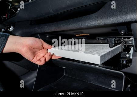 Remplacement du filtre à air à l'intérieur de la voiture. Entretien de la voiture. Banque D'Images