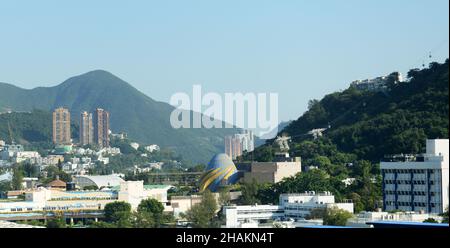 Vue sur Ocean Park et le pont MTR South Line à Hong Kong. Banque D'Images