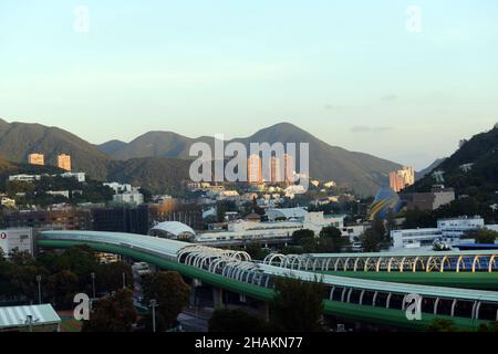 Vue sur Ocean Park et le pont MTR South Line à Hong Kong. Banque D'Images