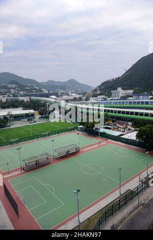 Les terrains de football Wong Chuk Hang vus de l'hôtel Ovolo Southside à Hong Kong. Banque D'Images