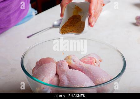 pilons de poulet dans une tasse saupoudrée d'assaisonnement Banque D'Images
