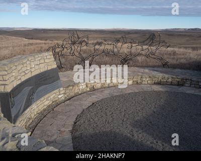 Vue panoramique de la porte Spirit et de l'artiste Sioux d'Oglala, la sculpture en métal de Colleen Cutschall à travers l'unité de la paix de Colleen, des guerriers à cheval au Littl Banque D'Images