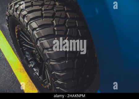 Gros plan sur les pneus tout terrain et les roues en alliage de performance.Thème automobile. Banque D'Images