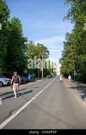 Saint-Pétersbourg, Russie - 13 juillet 2021 : route Dubkovskoe dans la ville de Sestroretsk, Saint-Pétersbourg Banque D'Images