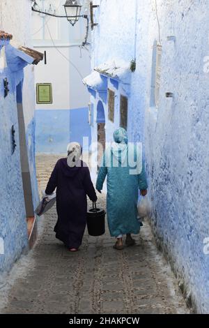 Femmes marocaines marchant près de la Mosque Bab Al Souk dans la médina de Chefchaouen, au Maroc. Banque D'Images