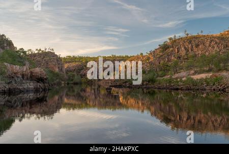 photo au lever du soleil de réflexions sur l'eau de la gorge de nitmiluk-katherine au parc national de nitmiluk Banque D'Images