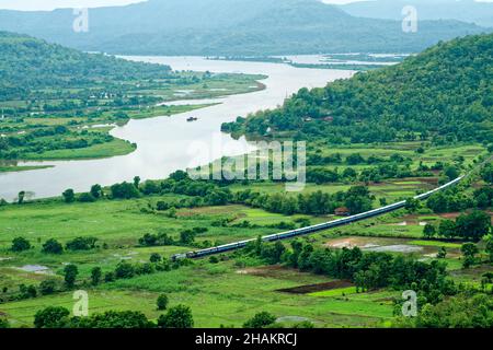 Chemin de fer de Konkan traversant le rizières Banque D'Images