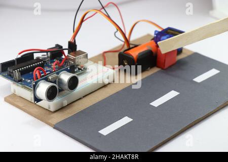 Les composants électroniques sont connectés avec un tableau de bord et un microcontrôleur.Projet créatif montrant l'ingénierie de produit DIY Banque D'Images