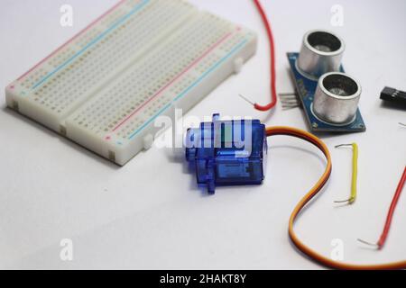 Carte d'expérimentation avec micro servo et module de capteur ultrasonique pour les projets de carte de développement Banque D'Images