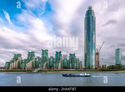 Bâtiments résidentiels modernes au bord de la rivière à St. George Wharf, sur la rive sud de la Tamise à Vauxhall, Lambeth, Londres, Angleterre. Banque D'Images