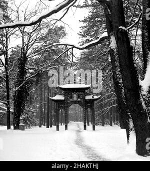 Paris jardin d'Agronomie Tropicale porte chinoise dans la neige pendant la Seconde Guerre mondialeLa photo capture la porte (qui a été construite en séquoia pour une exposition de 1906) dans la neige profonde avec un chemin qui la traverse.L'emplacement est à la limite du Bois de Vincennes.La photo a été prise au début de 1945.Le photographe Clarence inman était en poste à Nogent-sur-Marne, où il dirigeait le laboratoire de traitement du bureau de campagne de Paris de la Field photo Branch de l'Office des services stratégiques des États-Unis (OSS). Banque D'Images