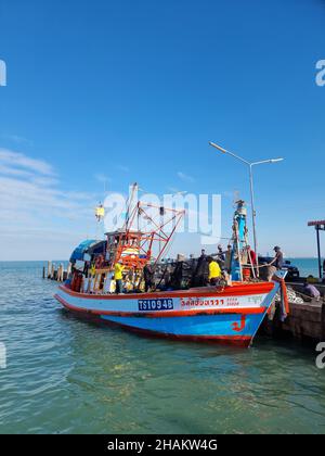 Bangsaray Pattaya Thaïlande décembre 2021, les pêcheurs locaux réparent leurs filets et vendent du poisson à l'embarcadère de Bang Saray. Banque D'Images