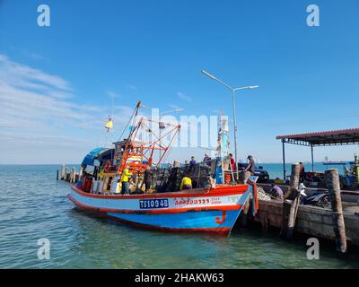 Bangsaray Pattaya Thaïlande décembre 2021, les pêcheurs locaux réparent leurs filets et vendent du poisson à l'embarcadère de Bang Saray. Banque D'Images