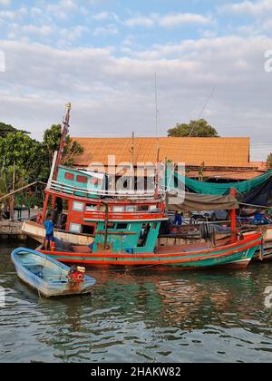 Bangsaray Pattaya Thaïlande décembre 2021, les pêcheurs locaux réparent leurs filets et vendent du poisson à l'embarcadère de Bang Saray. Banque D'Images