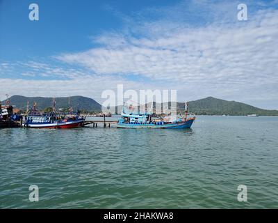 Bangsaray Pattaya Thaïlande décembre 2021, les pêcheurs locaux réparent leurs filets et vendent du poisson à l'embarcadère de Bang Saray. Banque D'Images