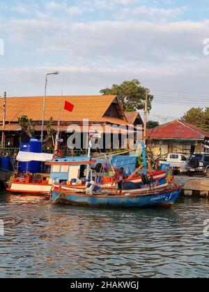 Bangsaray Pattaya Thaïlande décembre 2021, les pêcheurs locaux réparent leurs filets et vendent du poisson à l'embarcadère de Bang Saray. Banque D'Images