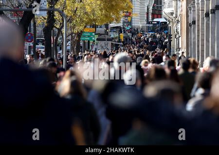 Madrid, Espagne.11th décembre 2021.Les piétons marchent le long de la Calle Alcalá dans le centre de Madrid.Bien que les chiffres de Corona soient également en hausse à Madrid, la capitale espagnole est une fois de plus à la hauteur de sa réputation de fief du parti résistant aux restrictions.(À dpa ''une autre planète': Madrid défie la nouvelle vague Corona') Credit: Juan Carlos Rojas/dpa/Alamy Live News Banque D'Images