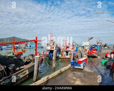 Bangsaray Pattaya Thaïlande décembre 2021, les pêcheurs locaux réparent leurs filets et vendent du poisson à l'embarcadère de Bang Saray. Banque D'Images