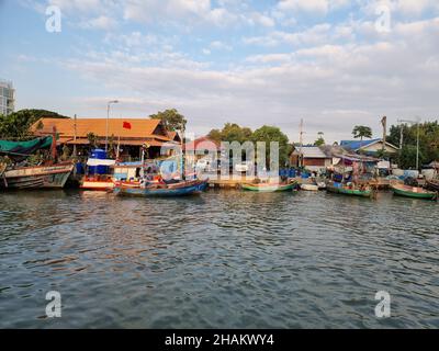 Bangsaray Pattaya Thaïlande décembre 2021, les pêcheurs locaux réparent leurs filets et vendent du poisson à l'embarcadère de Bang Saray. Banque D'Images