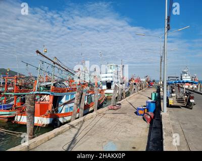 Bangsaray Pattaya Thaïlande décembre 2021, les pêcheurs locaux réparent leurs filets et vendent du poisson à l'embarcadère de Bang Saray. Banque D'Images