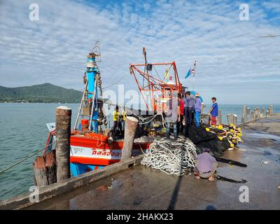 Bangsaray Pattaya Thaïlande décembre 2021, les pêcheurs locaux réparent leurs filets et vendent du poisson à l'embarcadère de Bang Saray. Banque D'Images