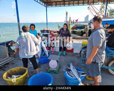 Bangsaray Pattaya Thaïlande décembre 2021, les pêcheurs locaux réparent leurs filets et vendent du poisson à l'embarcadère de Bang Saray. Banque D'Images