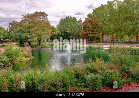 Le lac ornemental de Bishops Park, au sud de Hammersmith & Fulham, à côté de la Tamise, Londres, Royaume-Uni. Banque D'Images