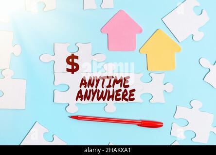 Affichage conceptuel à tout moment, où que vous soyez.Approche d'affaires disant que vous pouvez faire quelque chose à chaque endroit et moment construire un Jigsaw blanc non fini Banque D'Images