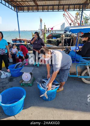 Bangsaray Pattaya Thaïlande décembre 2021, les pêcheurs locaux réparent leurs filets et vendent du poisson à l'embarcadère de Bang Saray. Banque D'Images