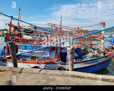 Bangsaray Pattaya Thaïlande décembre 2021, les pêcheurs locaux réparent leurs filets et vendent du poisson à l'embarcadère de Bang Saray. Banque D'Images