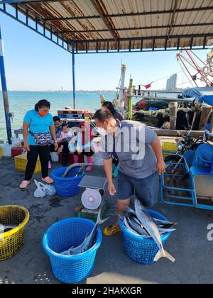 Bangsaray Pattaya Thaïlande décembre 2021, les pêcheurs locaux réparent leurs filets et vendent du poisson à l'embarcadère de Bang Saray. Banque D'Images