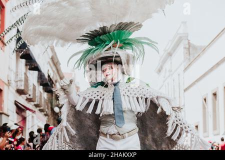 Huehues Mexico, danseur mexicain de carnaval portant un costume et un masque folkloriques traditionnels en Amérique latine Banque D'Images