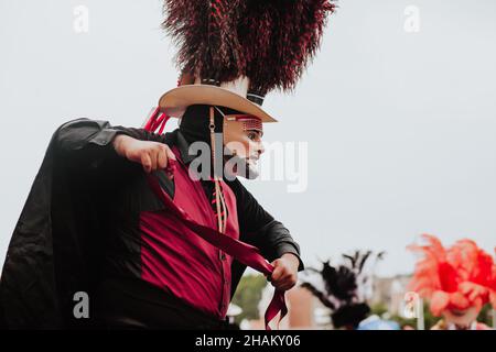 Huehues Mexico, danseur mexicain de carnaval portant un costume et un masque folkloriques traditionnels en Amérique latine Banque D'Images