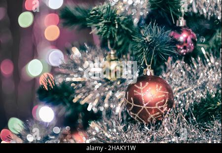 Décorations de Noël sur un arbre de Noël en guirlande brillante avec beau bokeh Banque D'Images